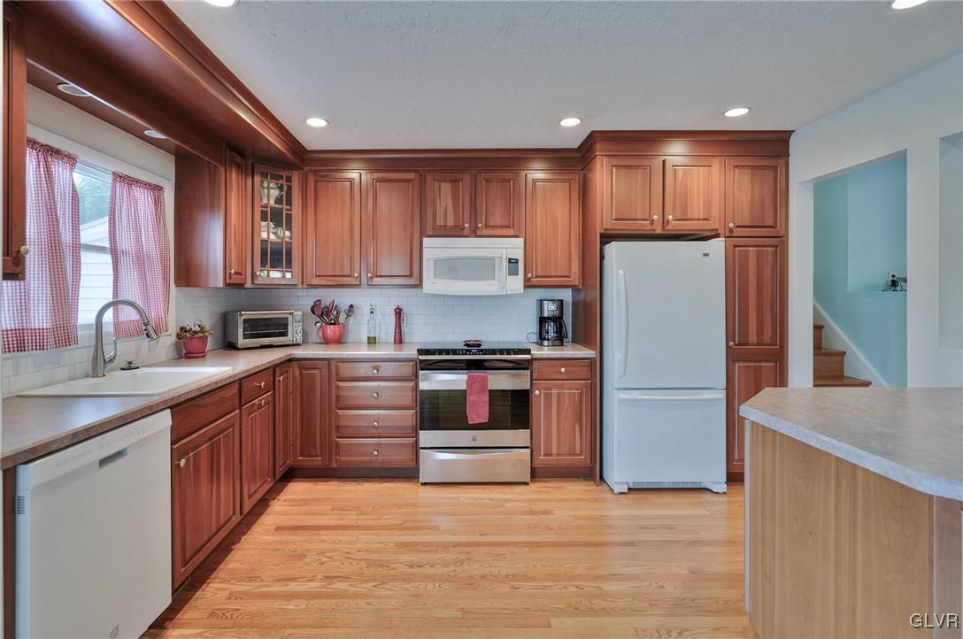 1930 Rockingham Drive Bethlehem, PA 18018 - Photo 11 of 40 Kitchen