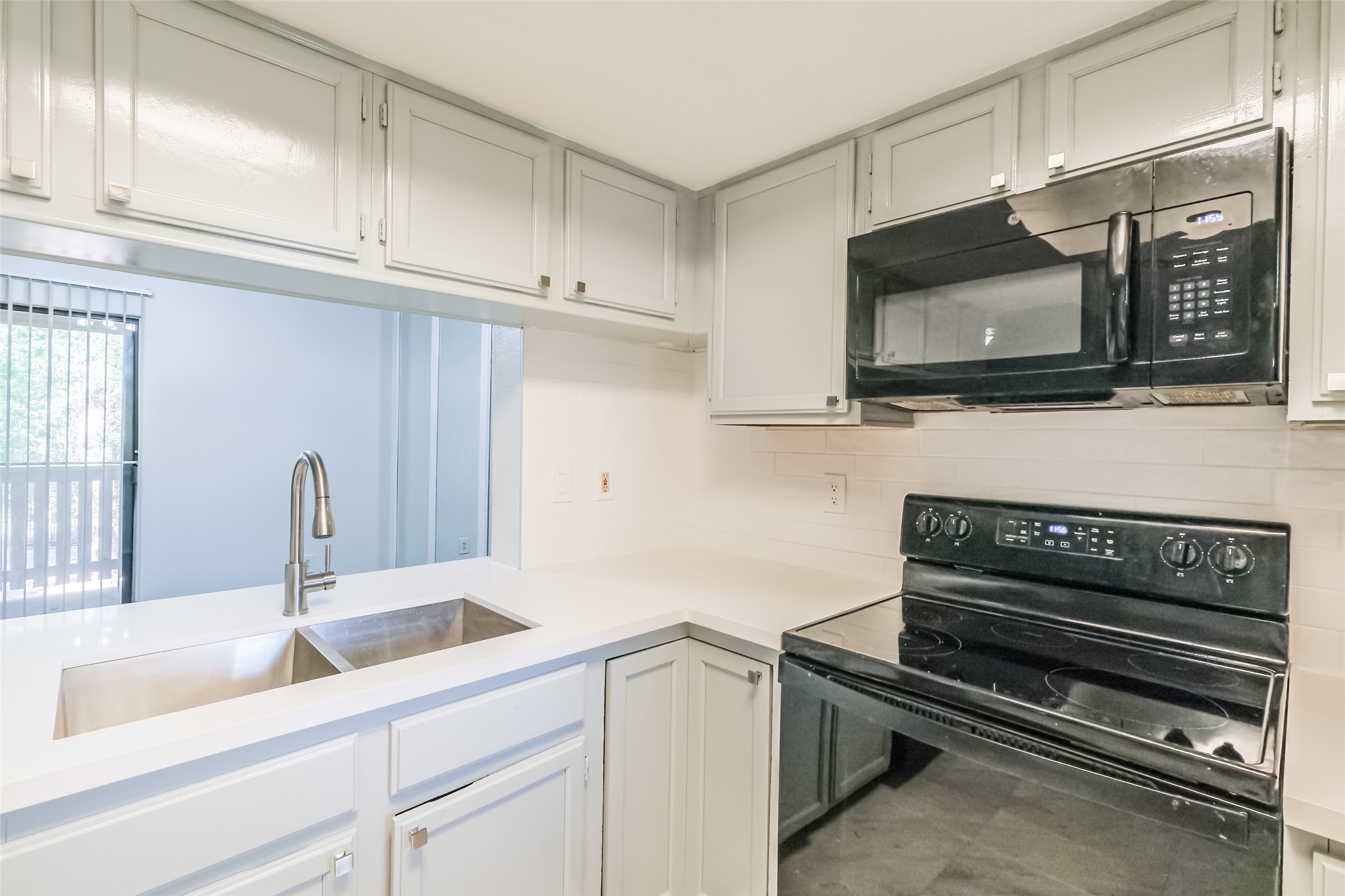 14911 Wunderlich Drive, Unit 2302 Houston, TX 77069 - Photo 11 of 33 The kitchen is open to the dining area.