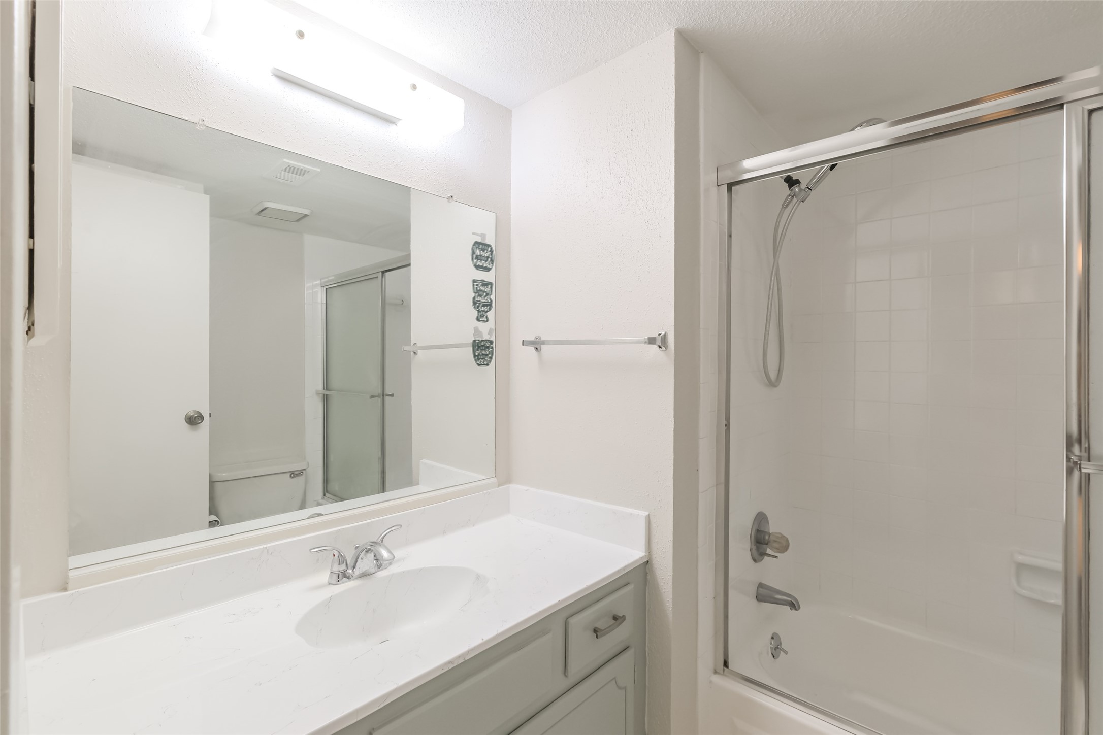14911 Wunderlich Drive, Unit 2302 Houston, TX 77069 - Photo 13 of 33 The secondary bath is sparkling clean!