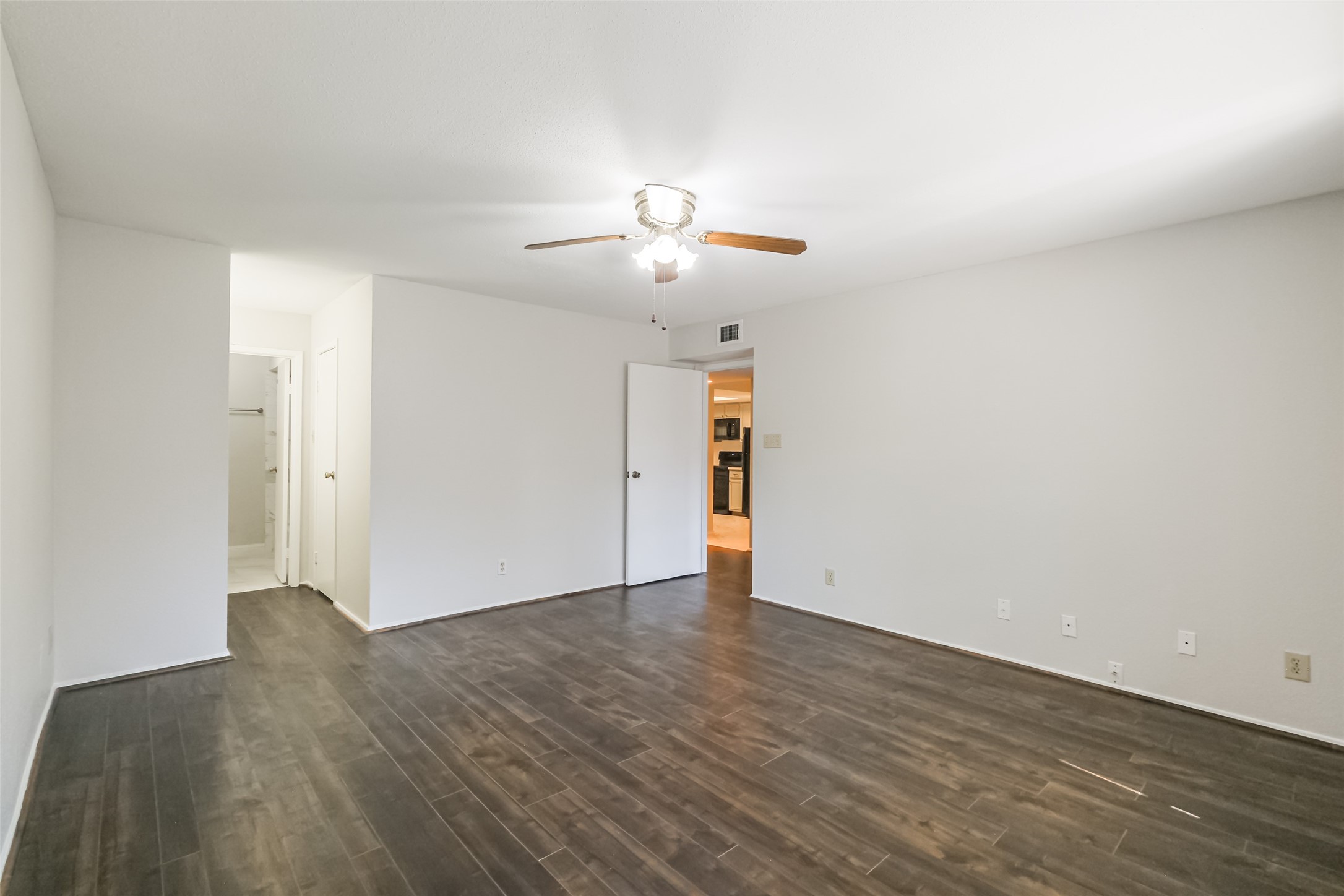 14911 Wunderlich Drive, Unit 2302 Houston, TX 77069 - Photo 16 of 33 Another view of the primary bedroom.