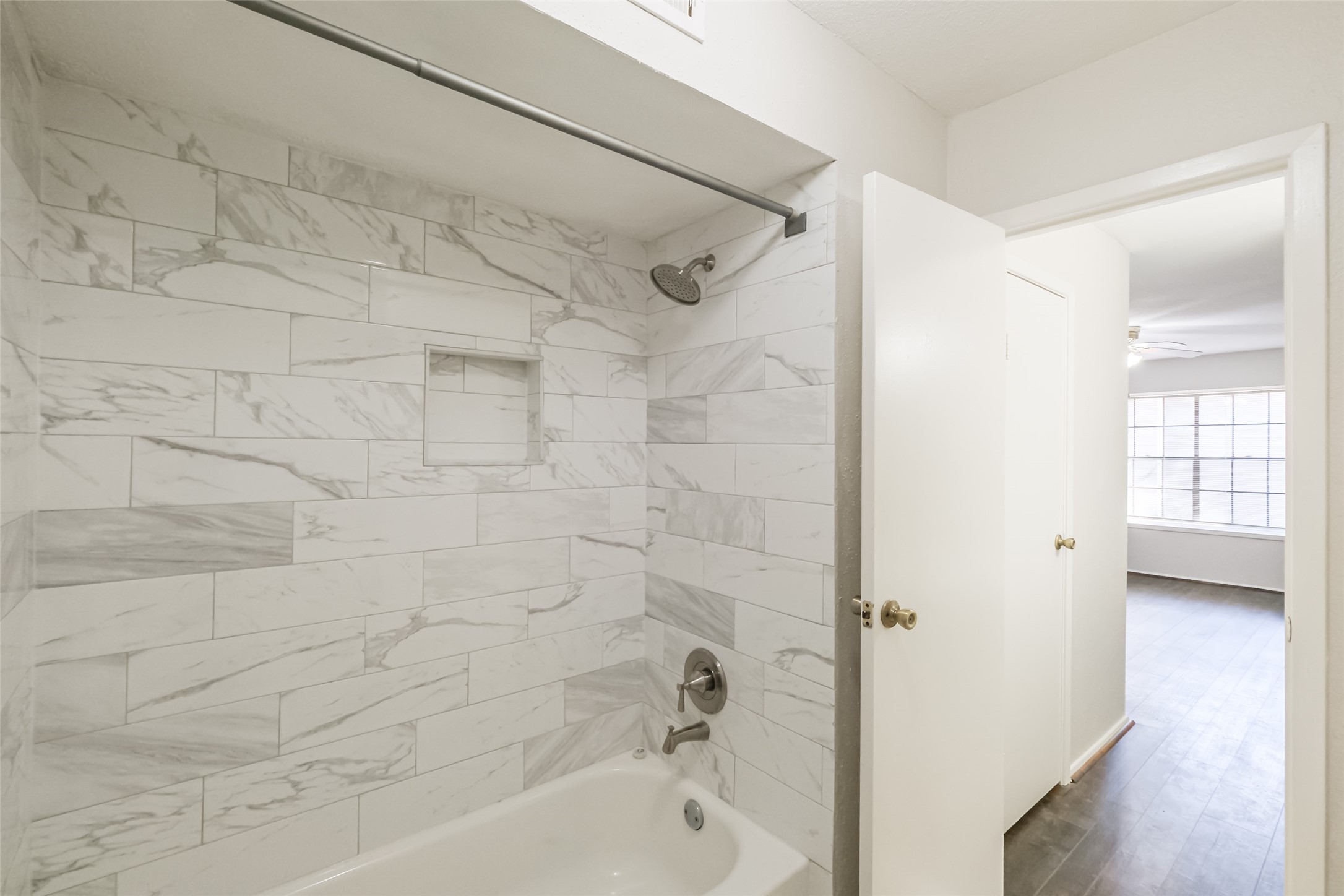 14911 Wunderlich Drive, Unit 2302 Houston, TX 77069 - Photo 19 of 33 The primary bathroom features a beautifully updated tub/shower combo.