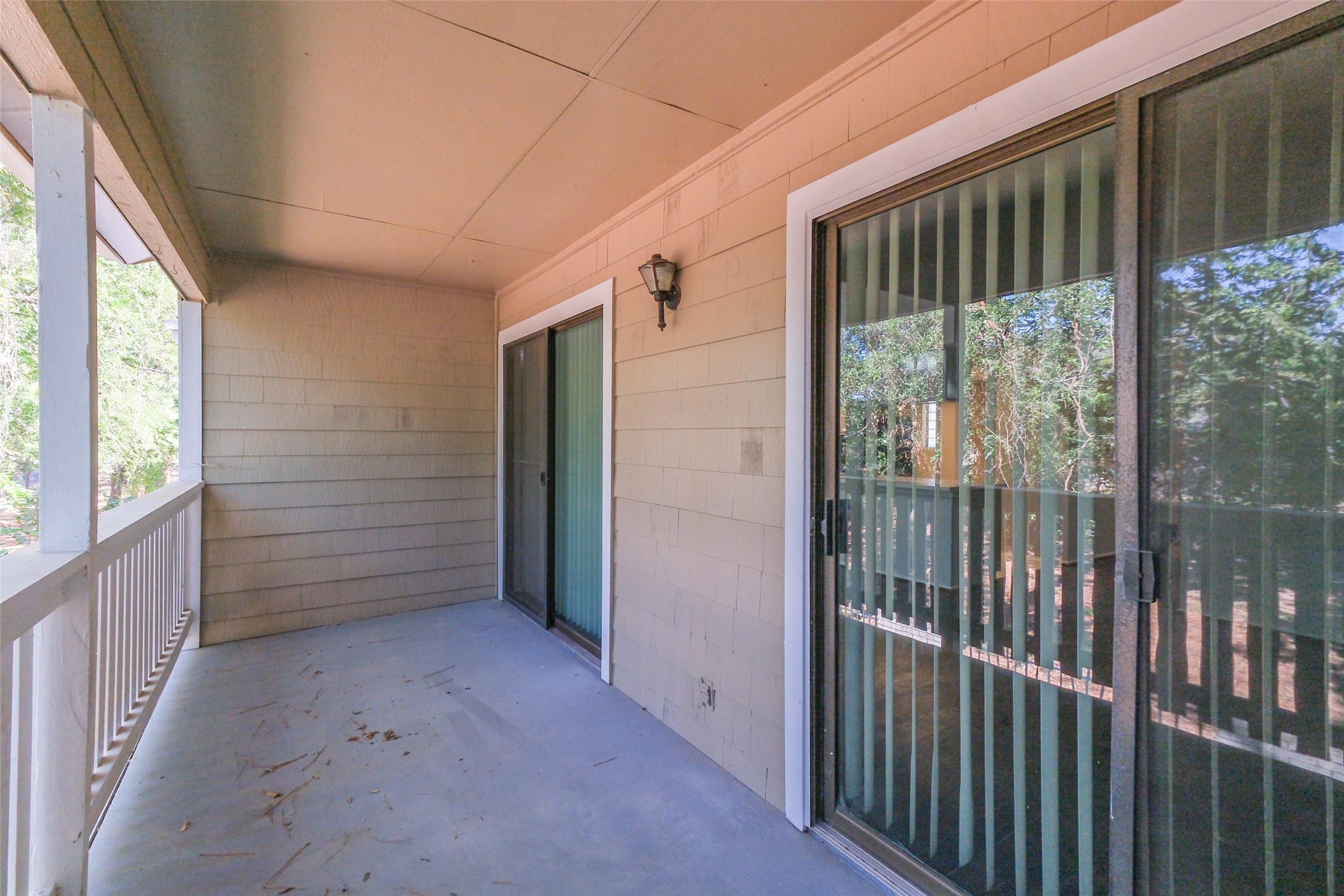 14911 Wunderlich Drive, Unit 2302 Houston, TX 77069 - Photo 24 of 33 Sliding door access from both the living room and dining area.