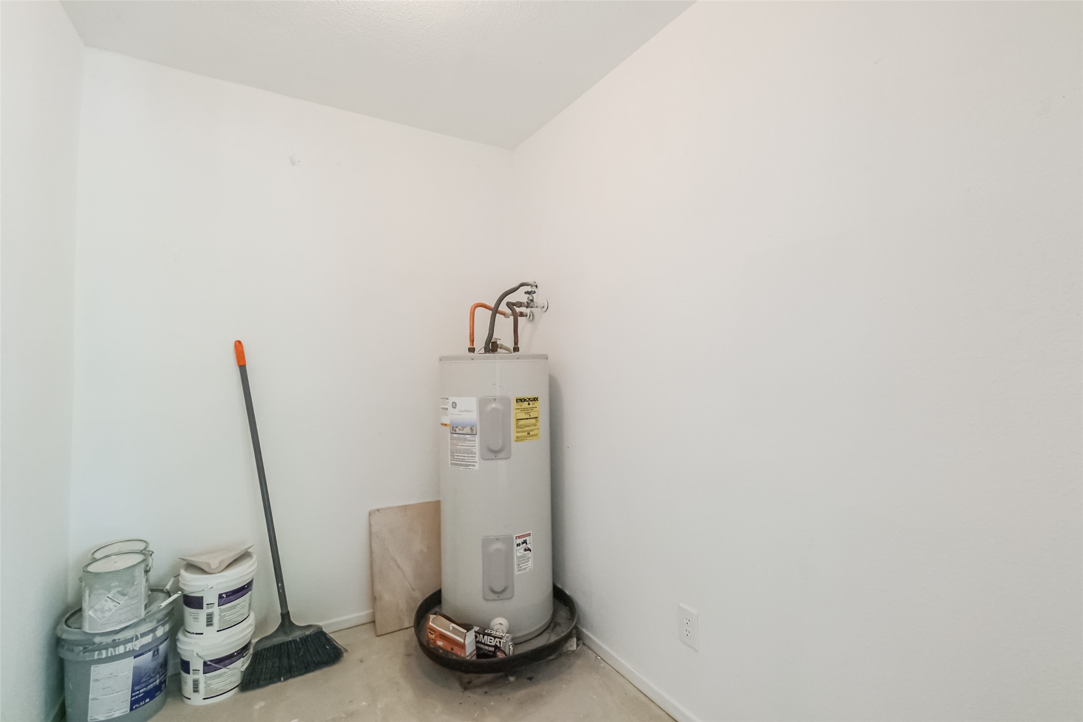 14911 Wunderlich Drive, Unit 2302 Houston, TX 77069 - Photo 25 of 33 Storage closet off the balcony.