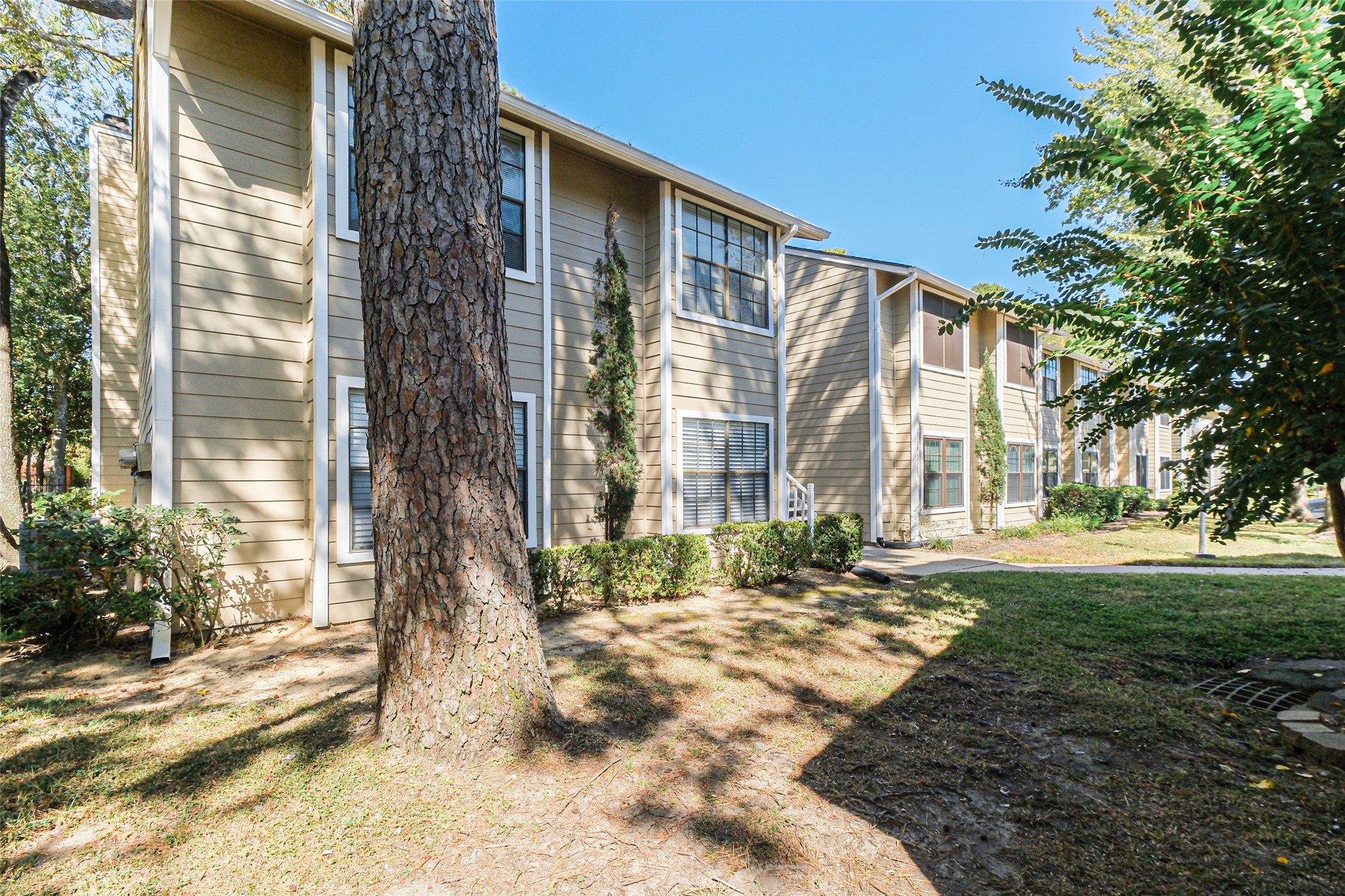 14911 Wunderlich Drive, Unit 2302 Houston, TX 77069 - Photo 28 of 33 Landscaping all nicely maintained.