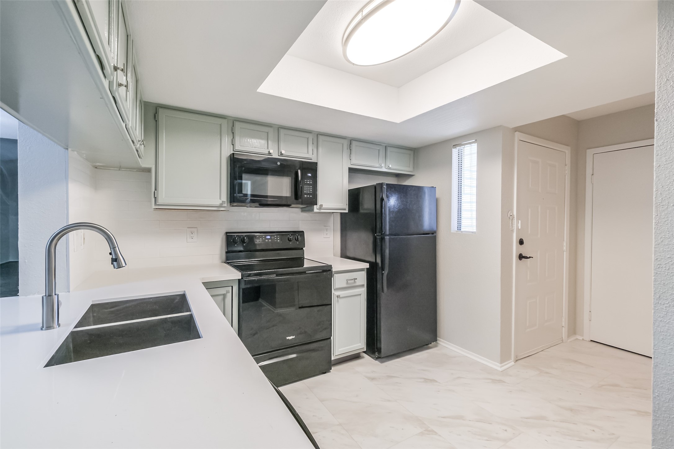 14911 Wunderlich Drive, Unit 2302 Houston, TX 77069 - Photo 6 of 33 The kitchen has been updated with quartz counters!