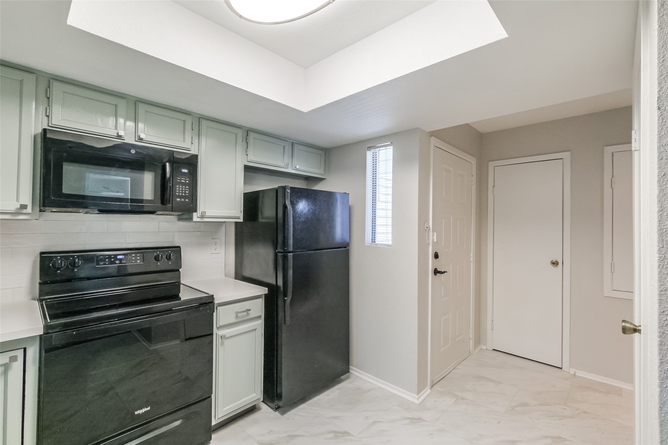 14911 Wunderlich Drive, Unit 2302 Houston, TX 77069 - Photo 8 of 33 Black appliances include glass top stove, built in microwave and fridge!
