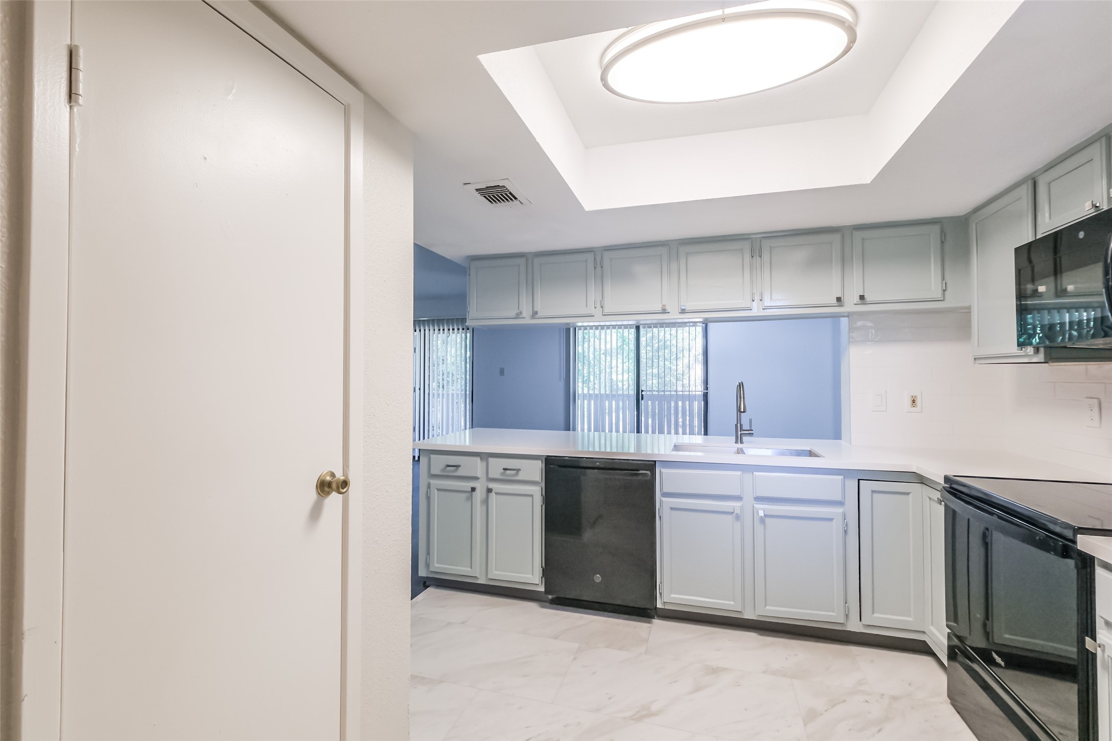 14911 Wunderlich Drive, Unit 2302 Houston, TX 77069 - Photo 9 of 33 Yes, there is a pantry!