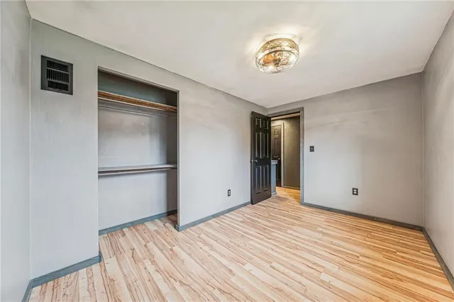 a view of empty room with a ceiling fan