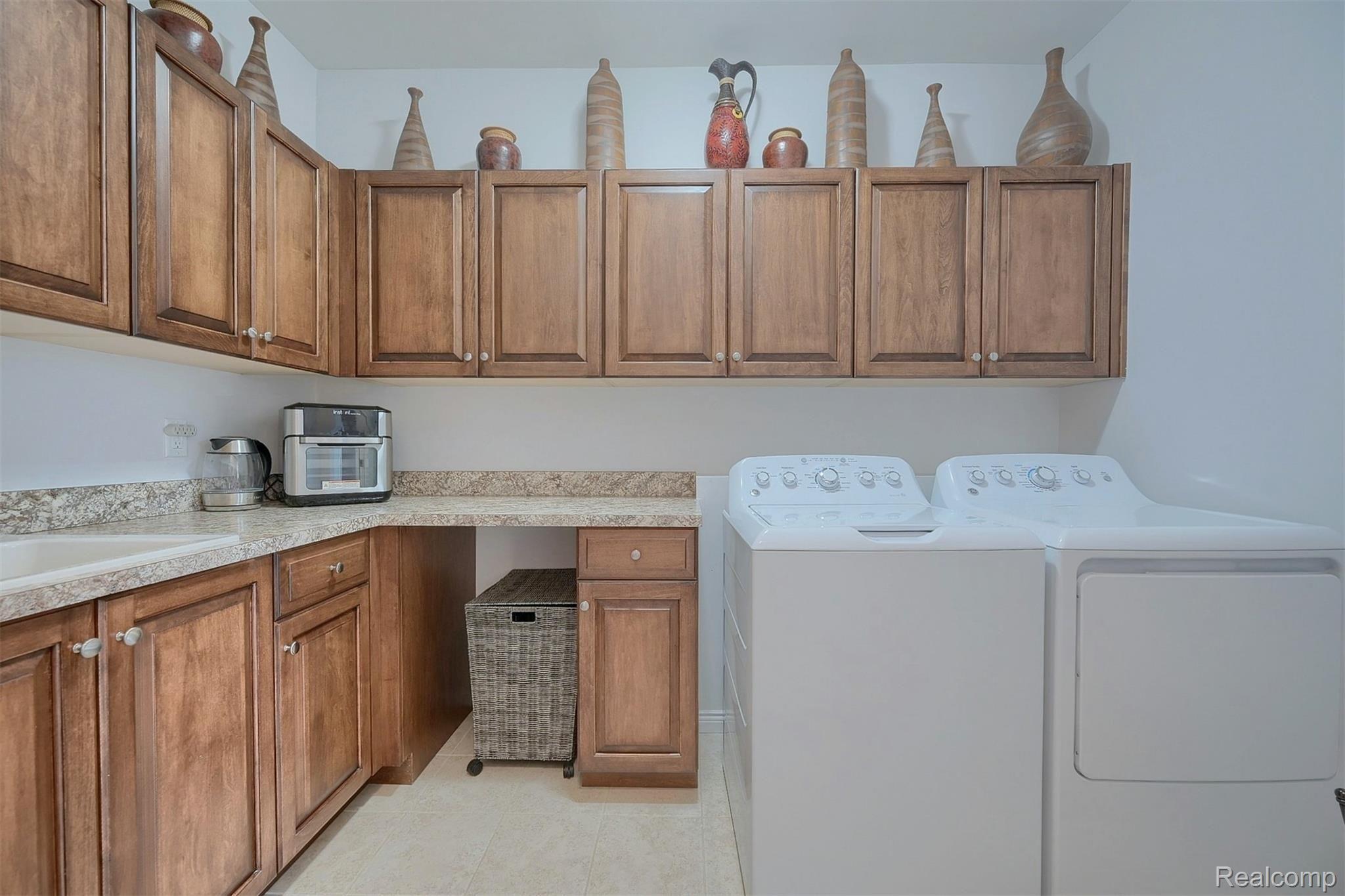 3816 Somerset Circle Rochester, MI 48309 - Photo 16 of 34 16-Laundry-Room.jpg