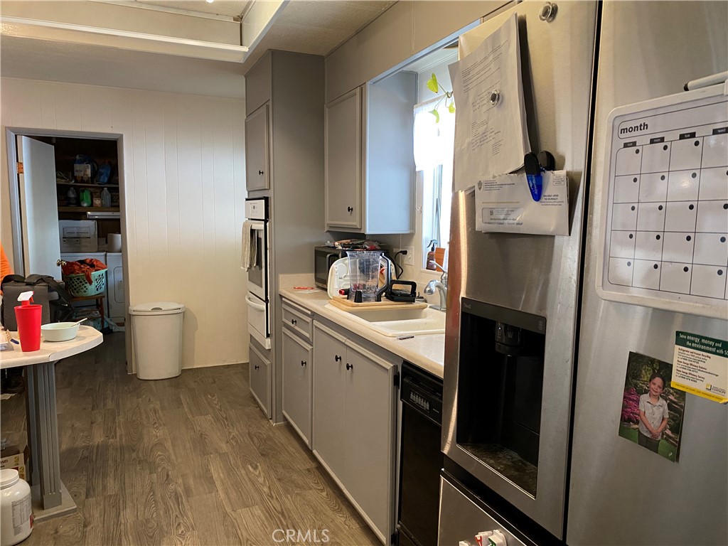 20683 Waalew Road, Unit B161 Apple Valley, CA 92307 - Photo 11 of 30 Laundry Room with Work Bench / Desk
