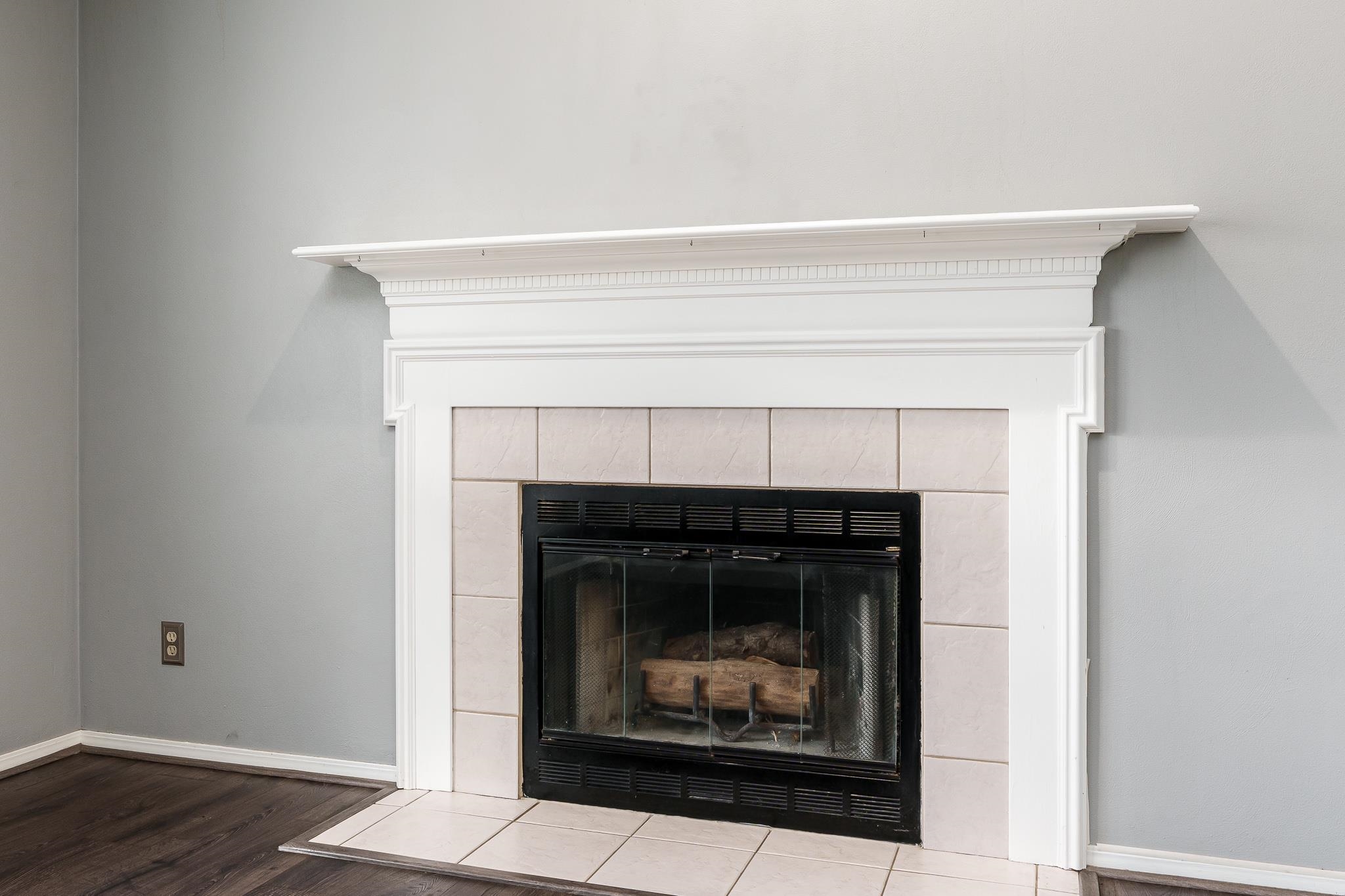 1996 Broadmoor Road Rockton, IL 61072 - Photo 15 of 45 a living room with a fireplace