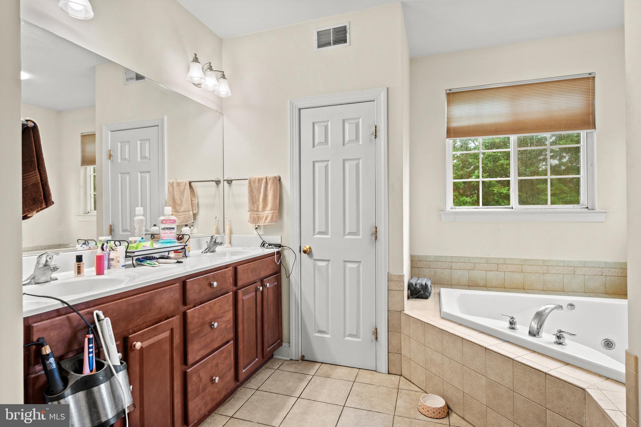 2805 Ridgeleigh Court Manchester, MD 21102 - Photo 33 of 55 Primary bath.