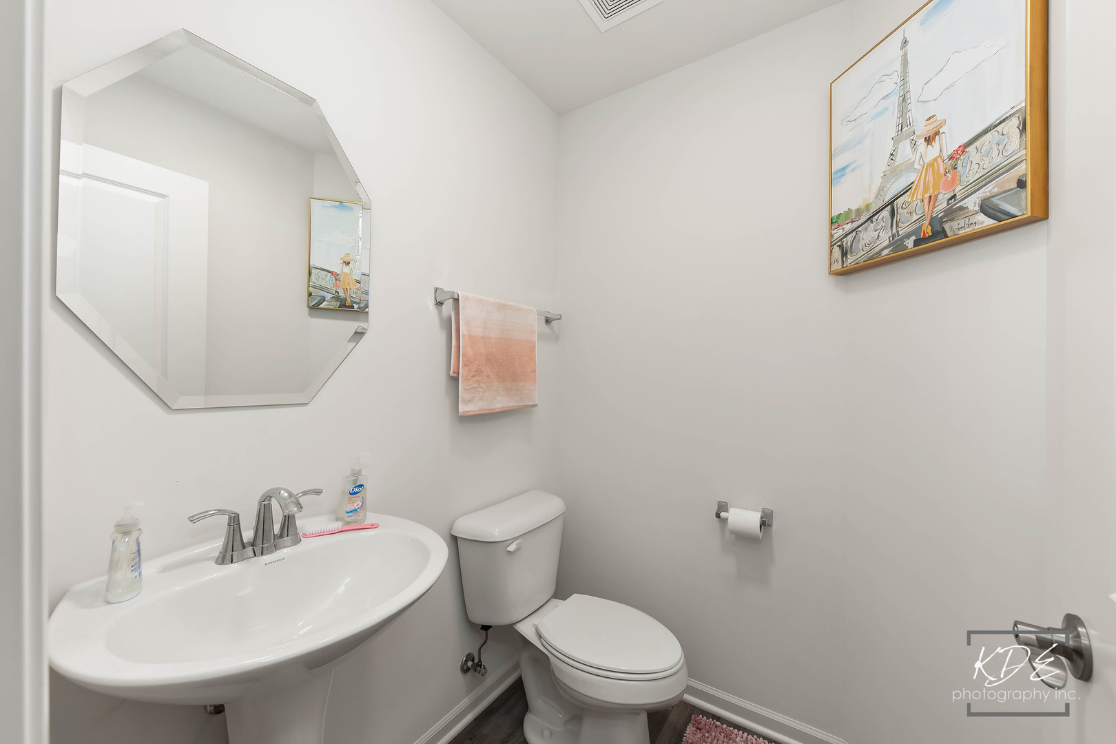 1663 Sager Way Batavia, IL 60510 - Photo 11 of 22 a bathroom with a toilet sink and mirror