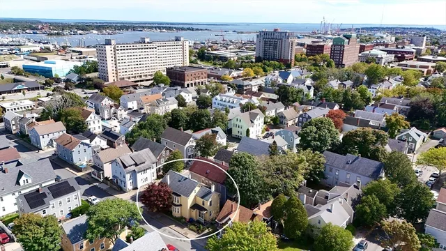 a picture of a white and white photo