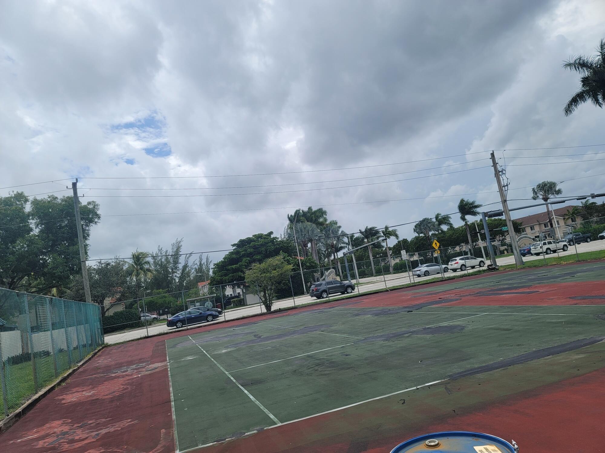 4049 Southwest 68th Way, Unit 6I Miramar, FL 33023 - Photo 31 of 32 a view of a basketball court