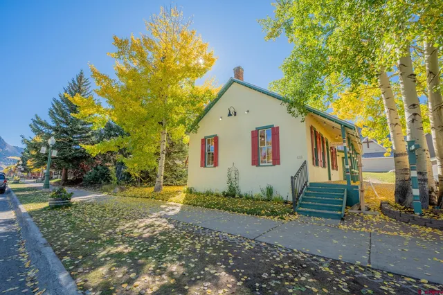 a view of backyard of the house