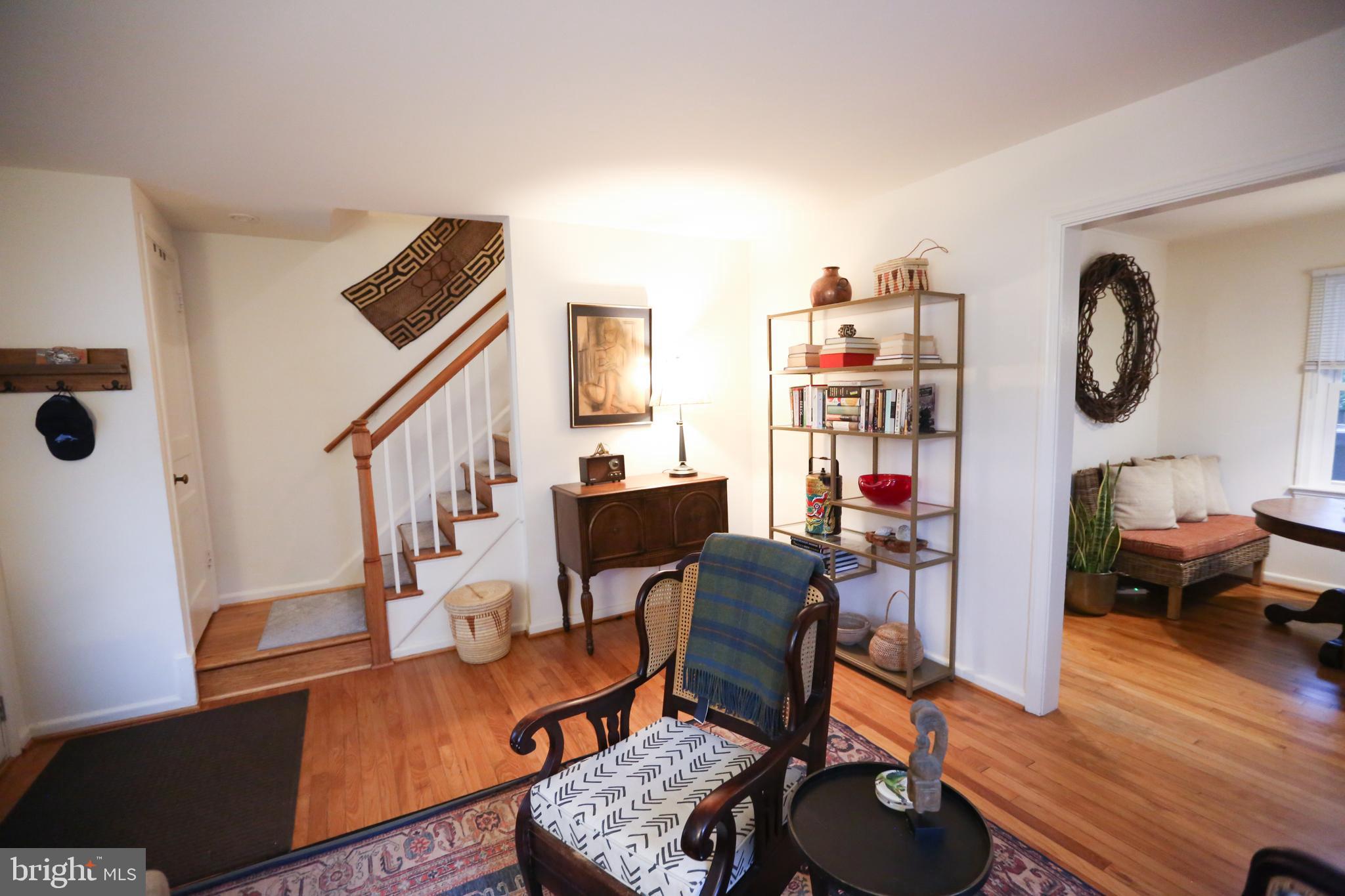 5862 Monticello Road Alexandria, VA 22303 - Photo 9 of 36 a living room with furniture and a book shelf