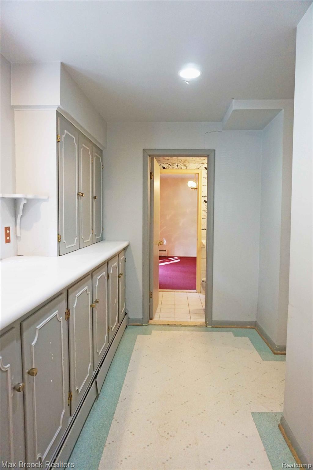 5105 Echo Road Bloomfield Hills, MI 48302 - Photo 17 of 36 1st Floor Laundry/Mud Room