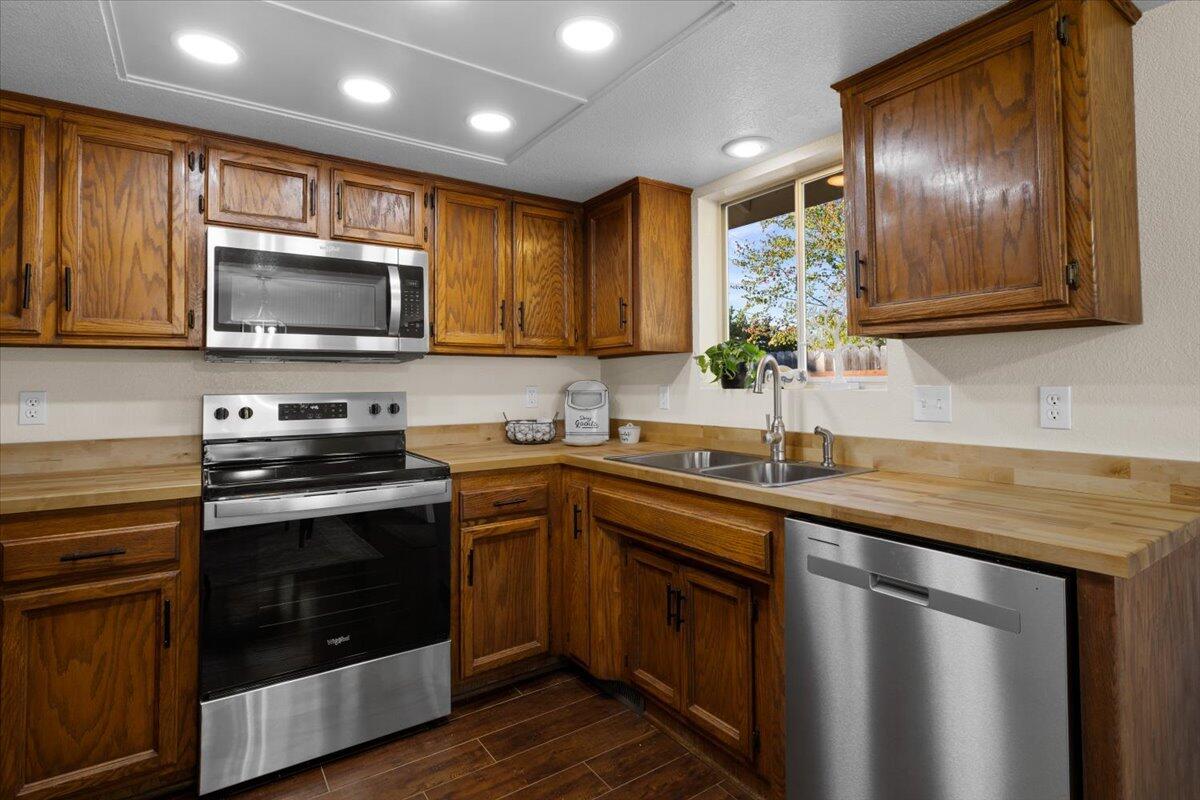 1689 Leonard Road Grants Pass, OR 97527 - Photo 11 of 23 11