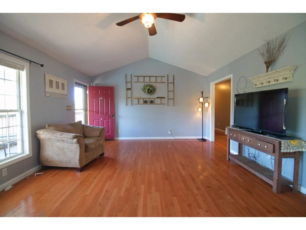 273 Toll Branch Road Johnson City, TN 37601 - Photo 4 of 36 Livingroom