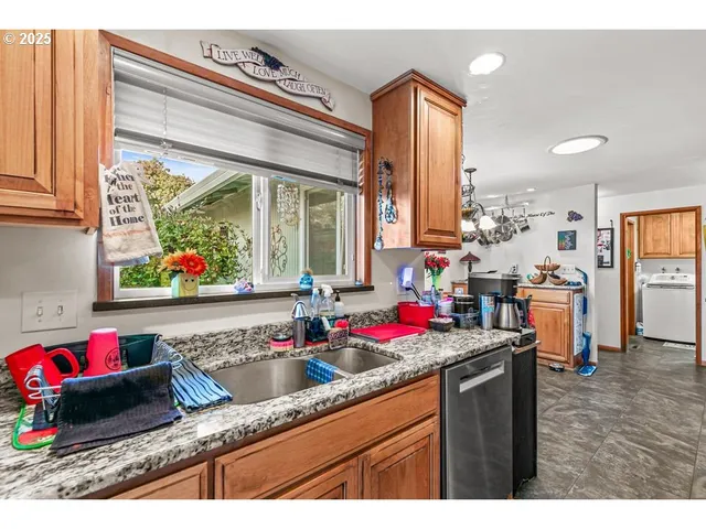 $400,000 | 1472 North Keene Way Drive, Medford, OR 97504