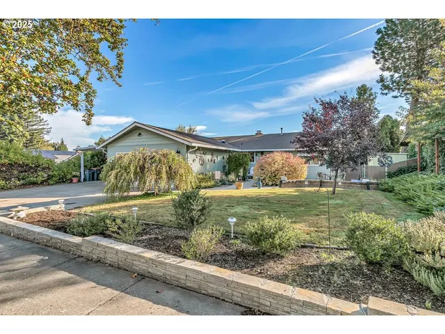 $400,000 | 1472 North Keene Way Drive, Medford, OR 97504