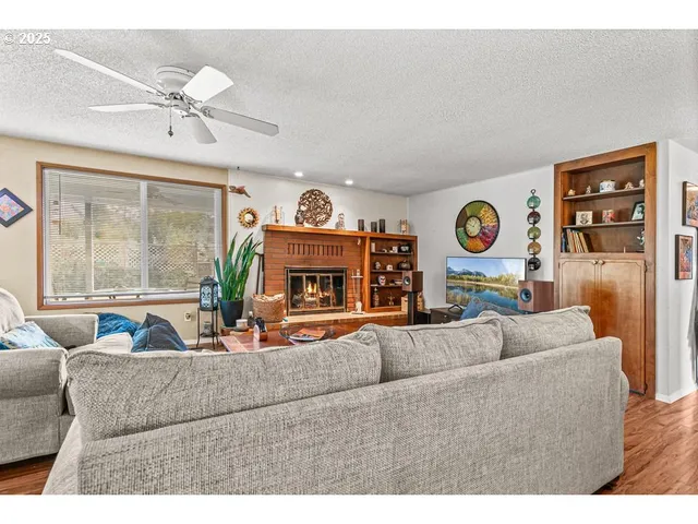 $400,000 | 1472 North Keene Way Drive, Medford, OR 97504