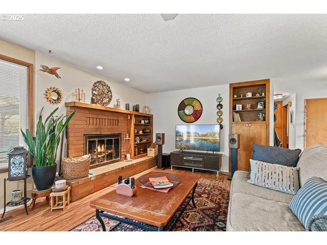 $400,000 | 1472 North Keene Way Drive, Medford, OR 97504