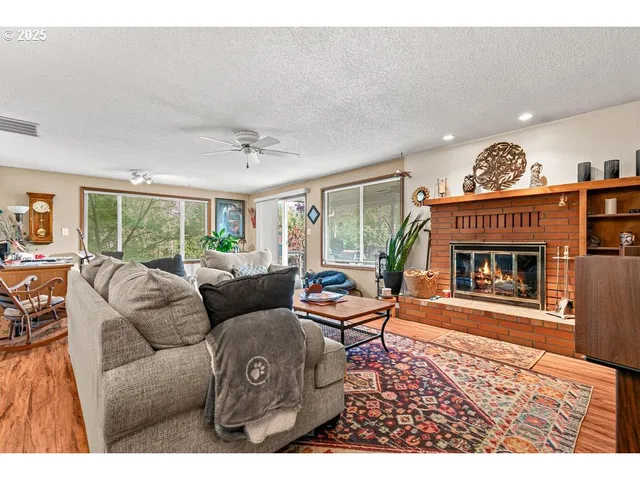 $400,000 | 1472 North Keene Way Drive, Medford, OR 97504