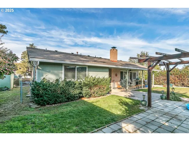 $400,000 | 1472 North Keene Way Drive, Medford, OR 97504