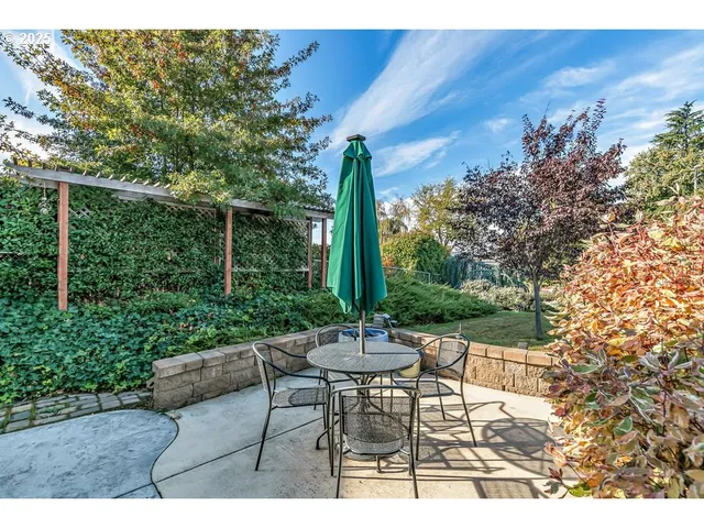 $400,000 | 1472 North Keene Way Drive, Medford, OR 97504