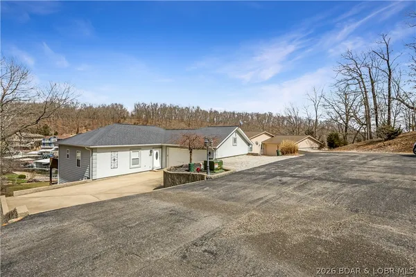 $899,900 | 465 Ledgestone Estates Lane, Sunrise Beach, MO 65079
