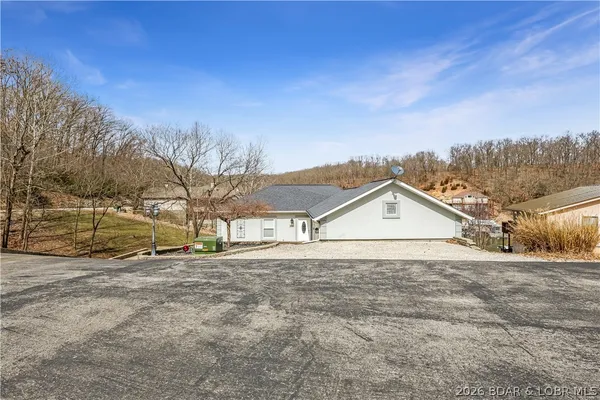 $899,900 | 465 Ledgestone Estates Lane, Sunrise Beach, MO 65079