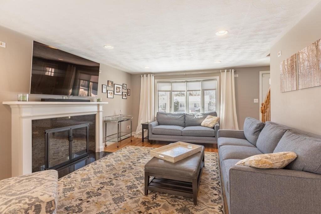 23 Hanford Road Stoneham, MA 02180 - Photo 2 of 35