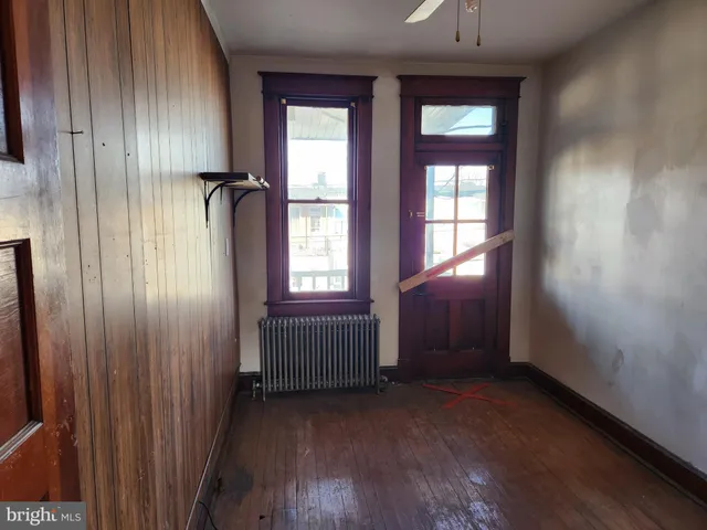 an empty room with windows closet and mirror