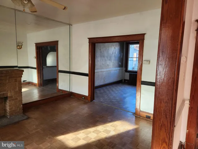 a view of livingroom with furniture