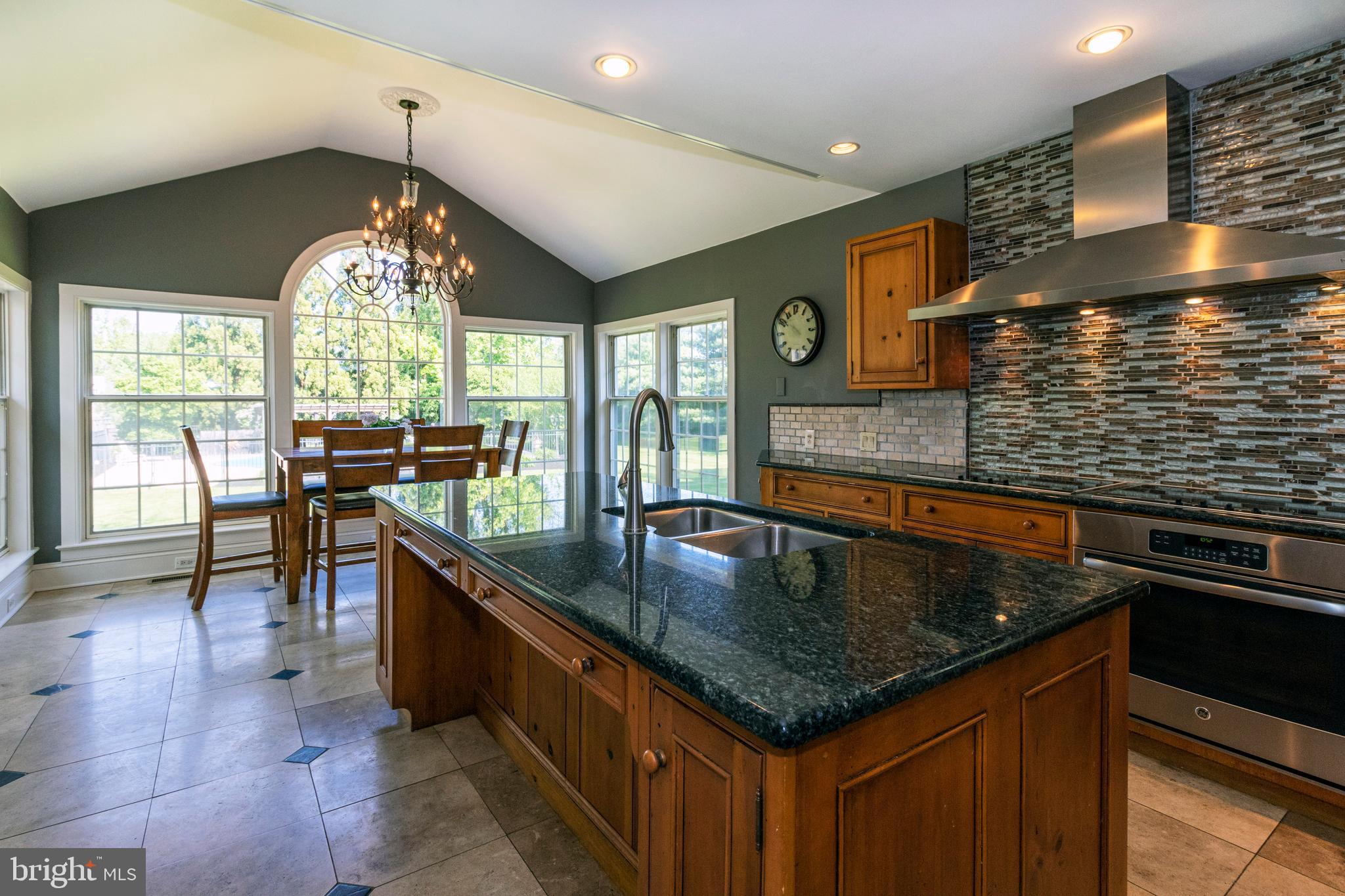 Kitchen w/ Granite/SS Appliances