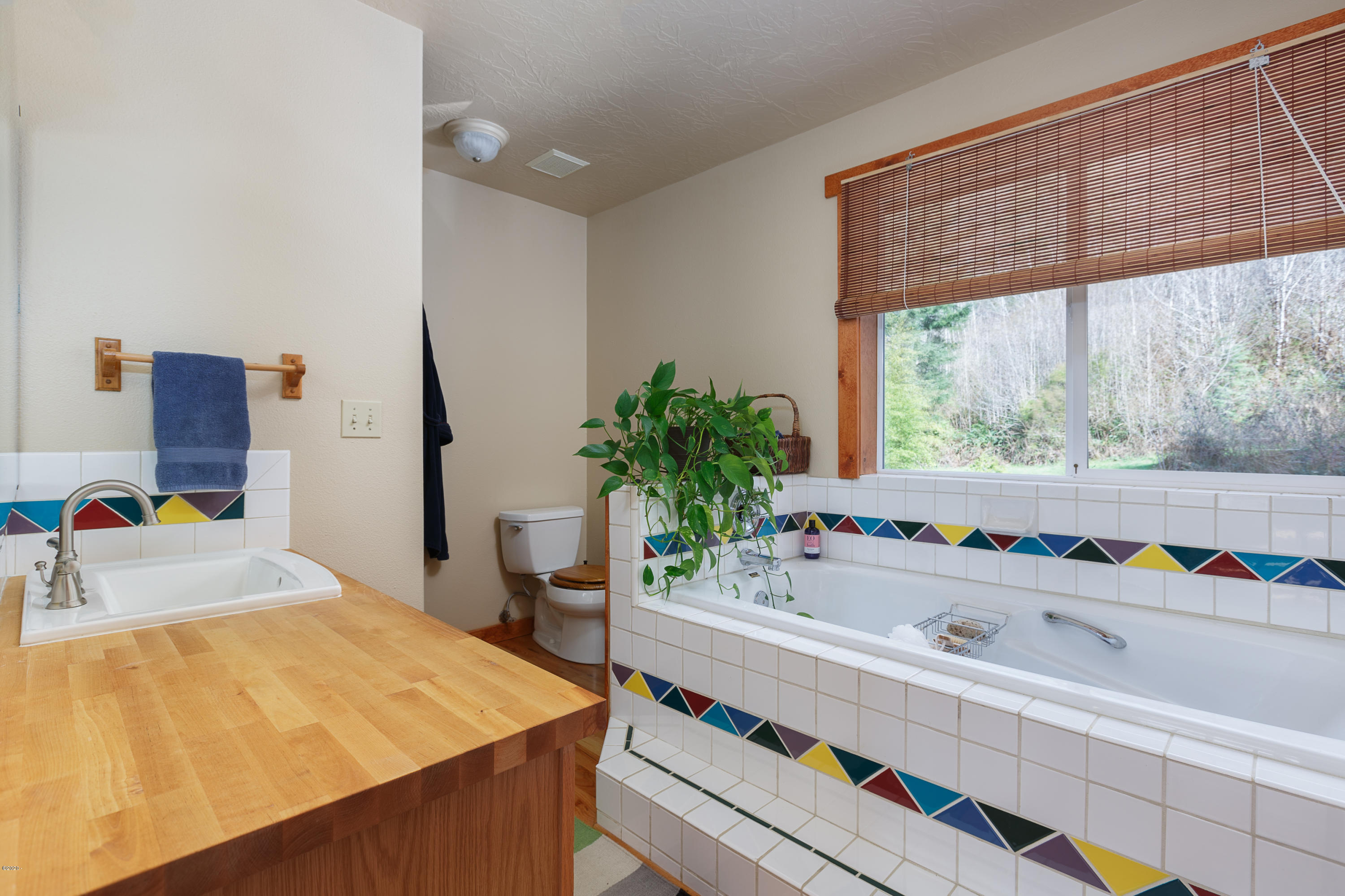1266 North Yachats River Road Yachats, OR 97498 - Photo 19 of 79 Master Bath