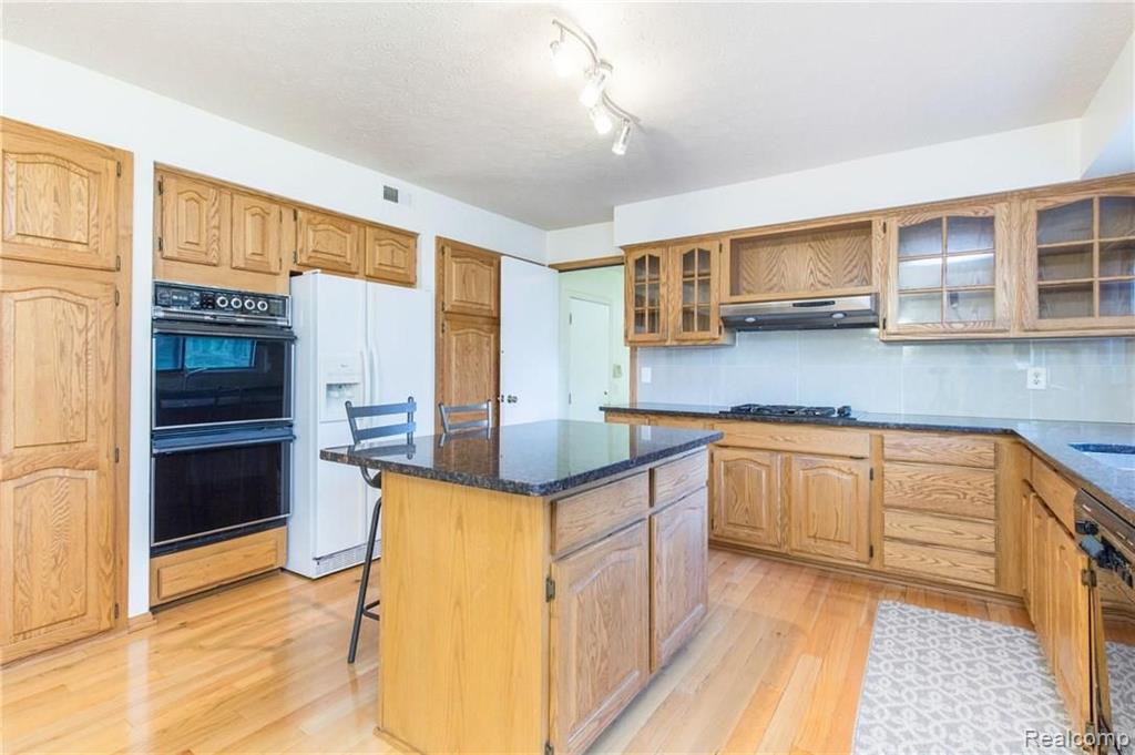 4908 Lake Bluff Road West Bloomfield, MI 48323 - Photo 2 of 9