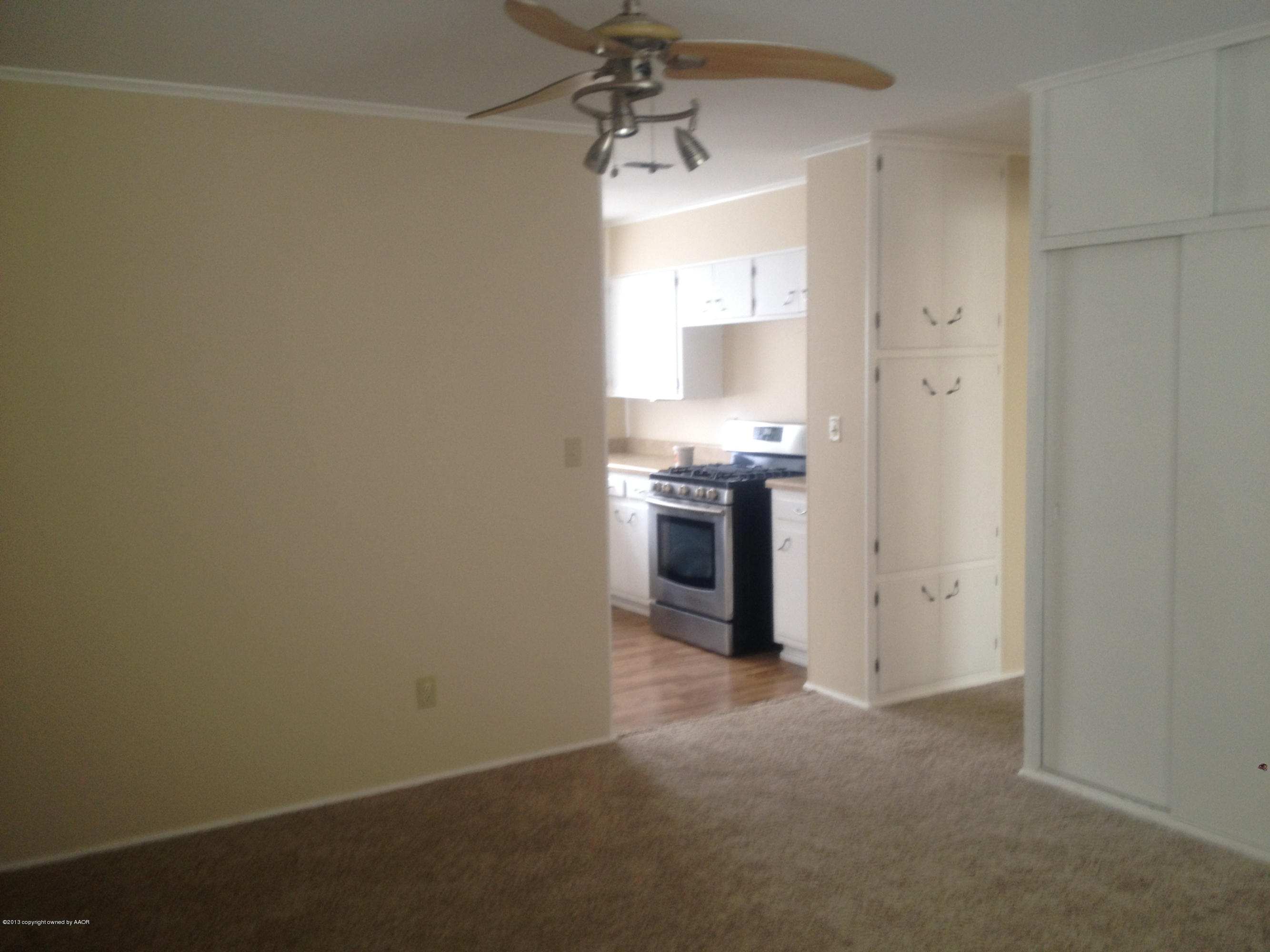 5217 Parker Street Amarillo, TX 79110 - Photo 3 of 17 Living view 2