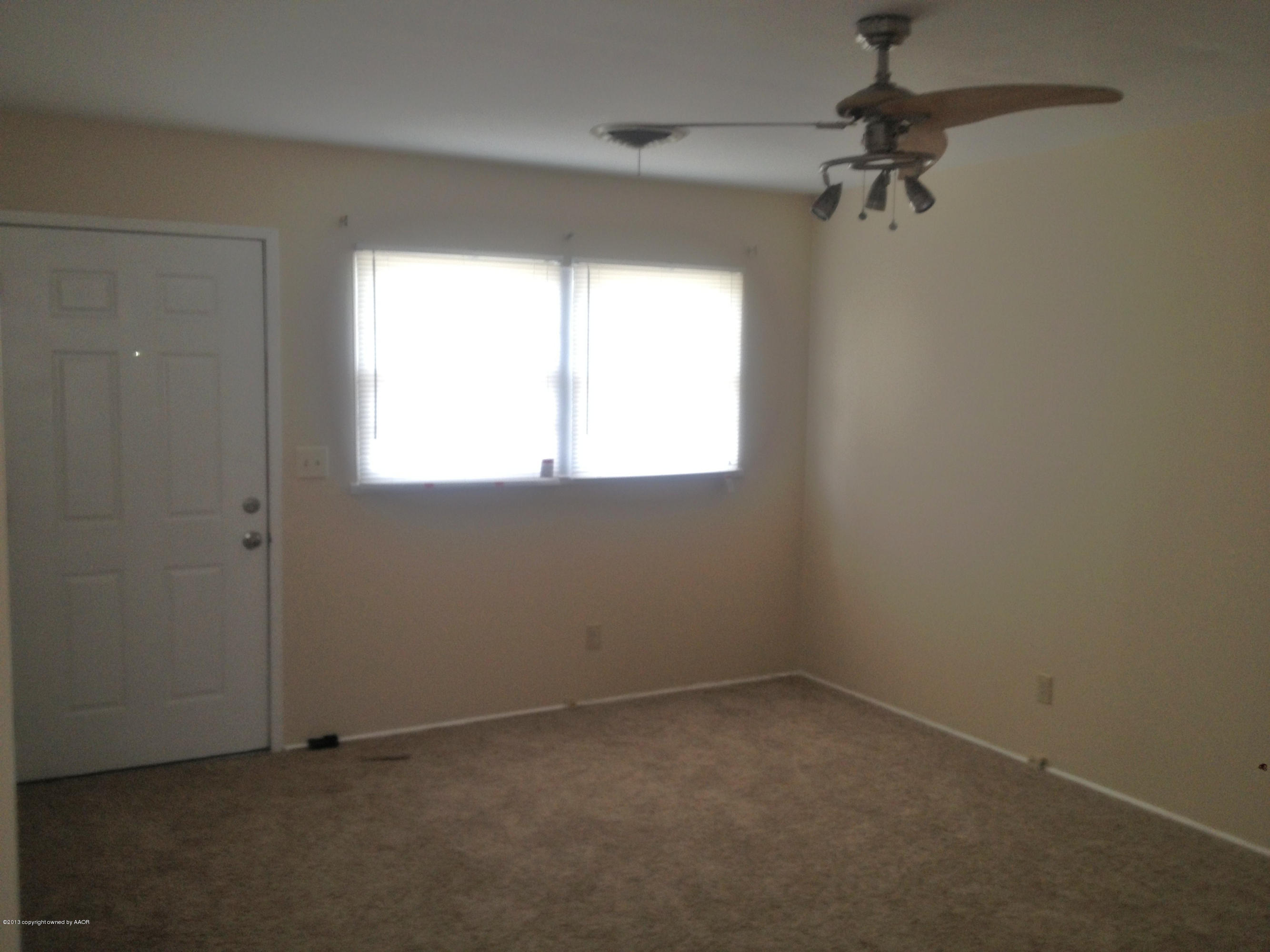 5217 Parker Street Amarillo, TX 79110 - Photo 4 of 17 Living view 3