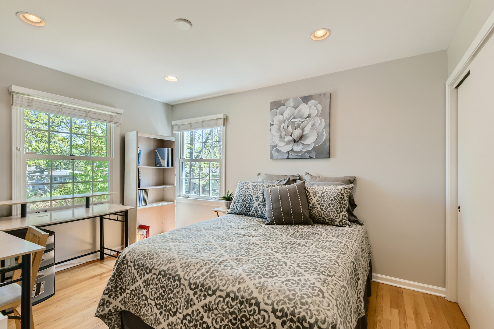 506 Warwick Road Deerfield, IL 60015 - Photo 23 of 34 a bedroom with a large bed and a large window
