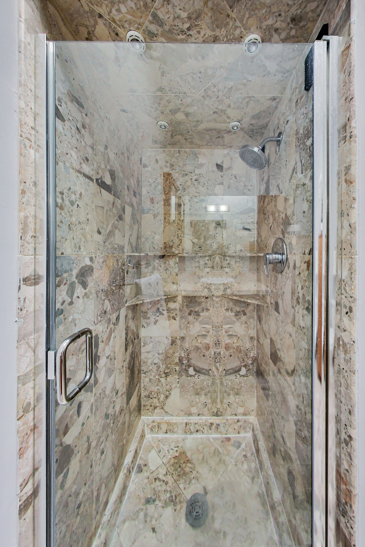 4061 North Sheridan Road, Unit 3 Chicago, IL 60613 - Photo 10 of 26 Gallery Image 10