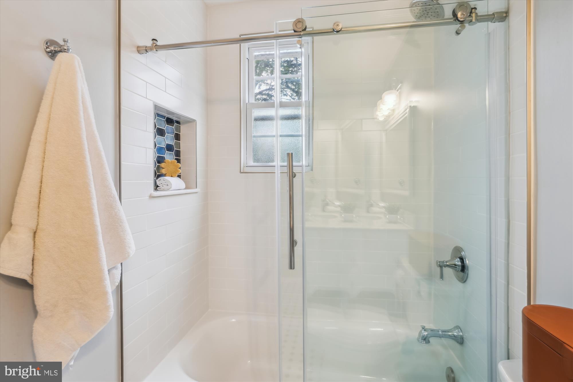 5413 Williamsburg Boulevard Arlington, VA 22207 - Photo 19 of 34 a bathroom with a shower and a tub