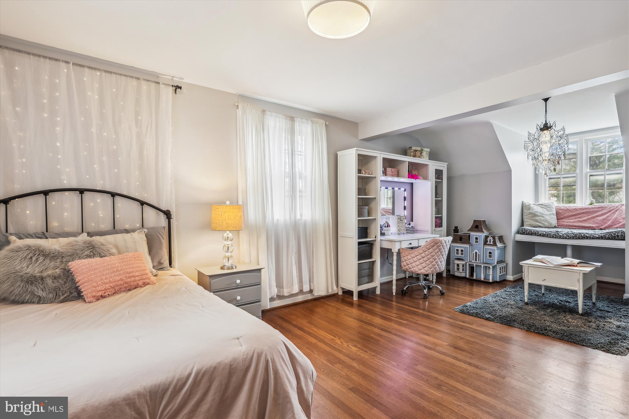 5413 Williamsburg Boulevard Arlington, VA 22207 - Photo 20 of 34 a bedroom with a bed and wooden floor