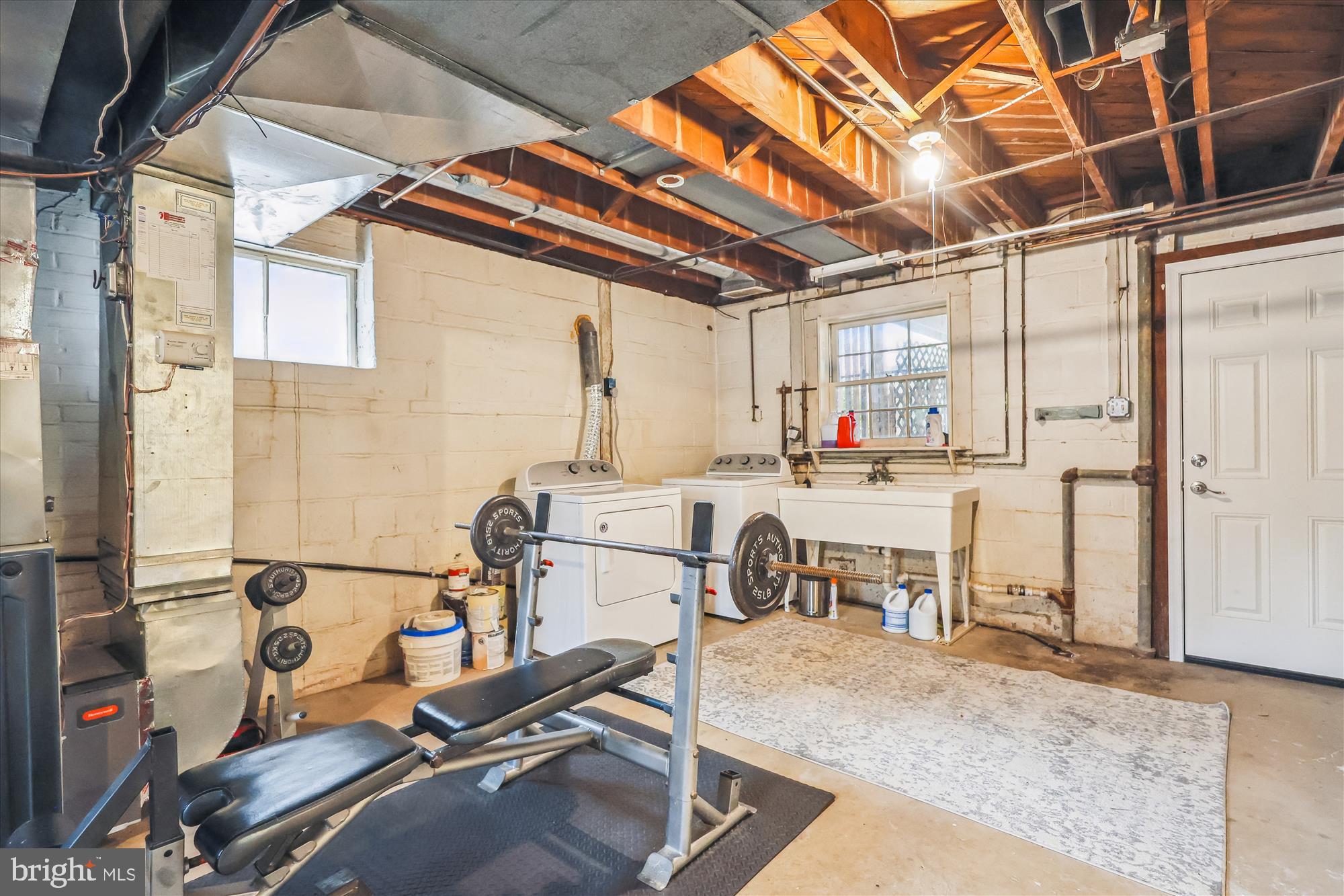 5413 Williamsburg Boulevard Arlington, VA 22207 - Photo 28 of 34 a room with furniture and a window