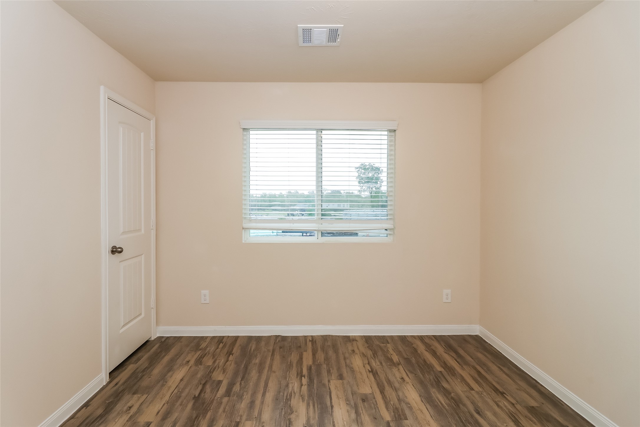 6114 Peaceful Ridge Drive Houston, TX 77048 - Photo 10 of 12 Photos may be representative of the floor plan and not the exact home. Finishes, layout, and features of the actual property for lease may vary.