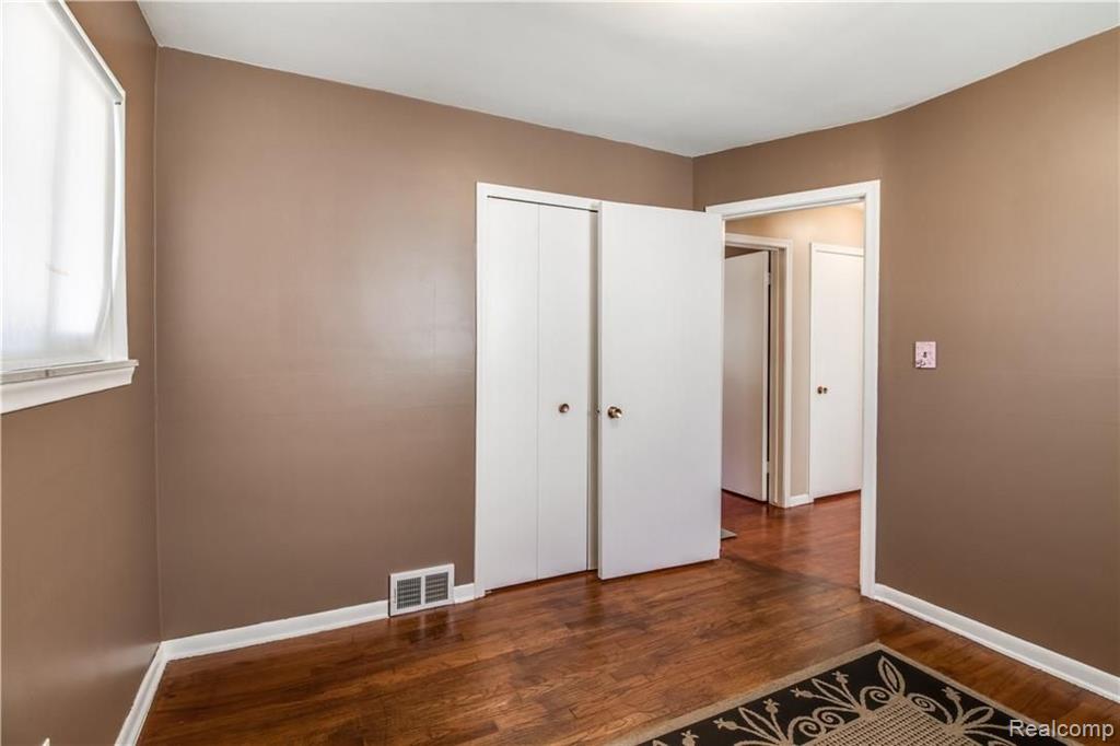 2445 W Point Dearborn, MI 48124 - Photo 15 of 32