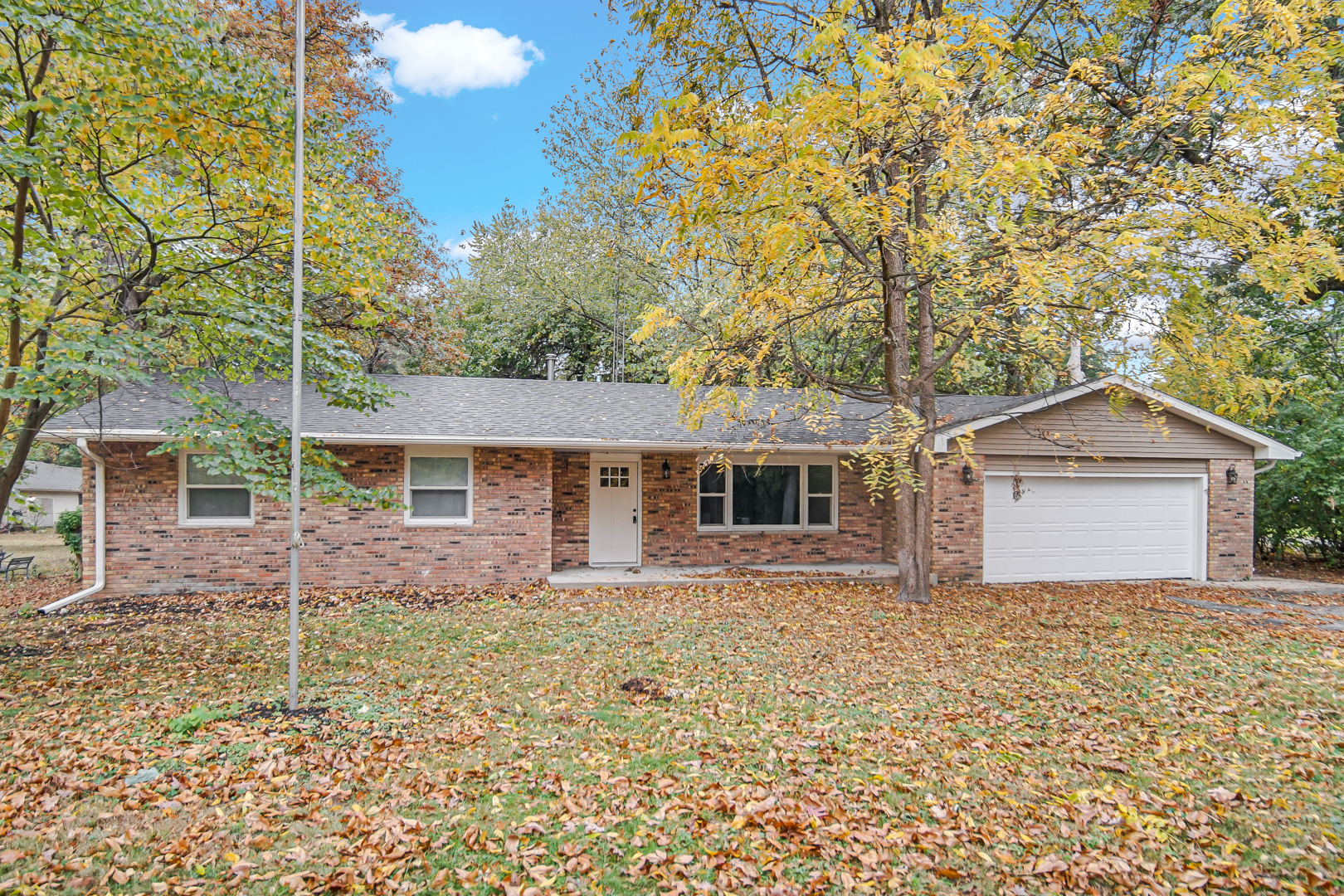 6226 East 250S Road St. Anne, IL 60964 - Photo 2 of 22 front view of a house with a yard