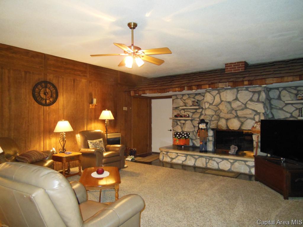 402 South Main Street Athens, IL 62613 - Photo 4 of 11 Gallery Image 4